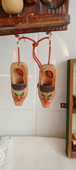 Adornos rústicos de madera: reloj y estantería