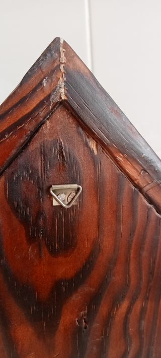 Adornos rústicos de madera: reloj y estantería