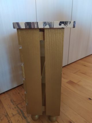 Mesita de madera dorada