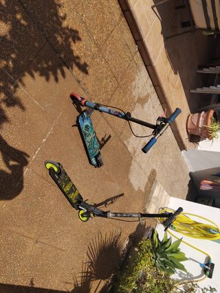 2 Patinetes: uno azul, otro negro