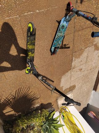2 Patinetes: uno azul, otro negro