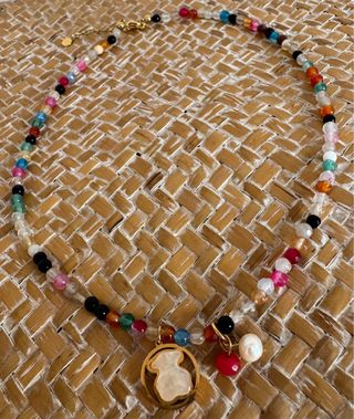 Collar bolitas de colores
