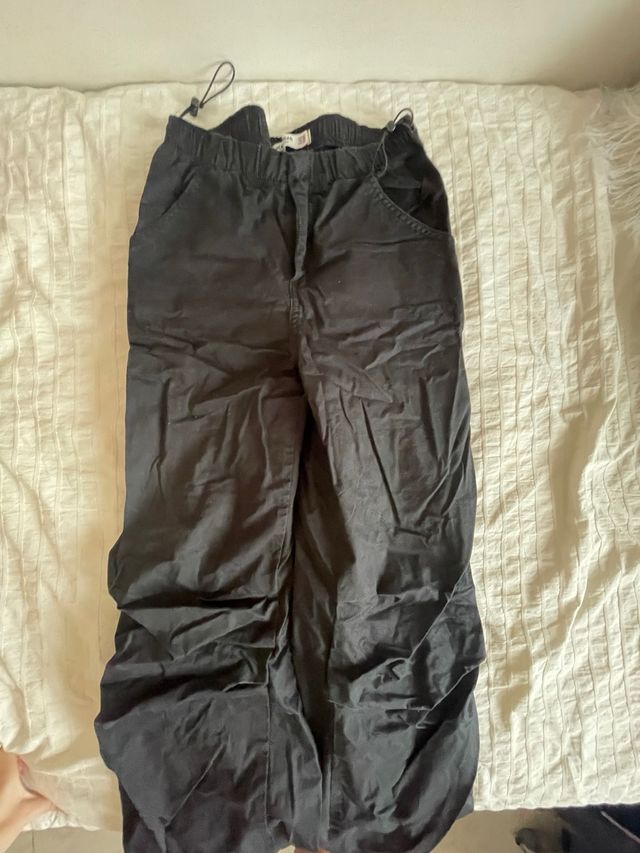 Pantalones negros tipo parachute