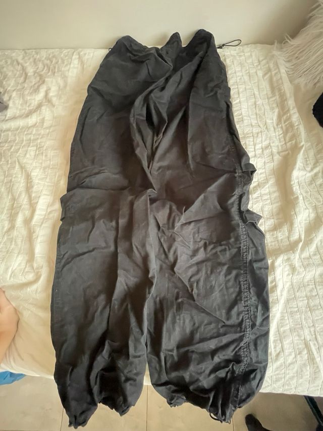 Pantalones negros tipo parachute