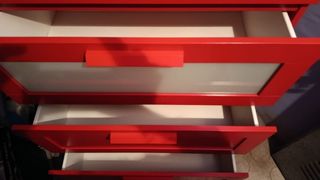 Cassettiera in legno rosso