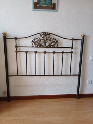 Cabecero hierro forjado. Negro-dorado