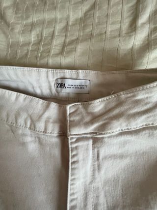 Vaqueros campana blancos Zara