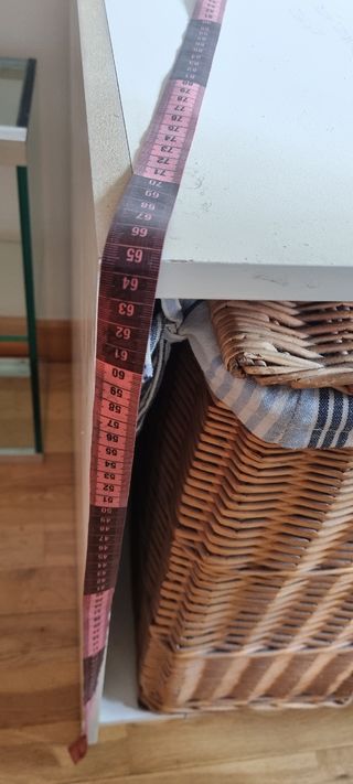 Mueble lavabo baño.Color blanco con  cesta mimbre