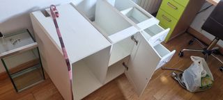 Mueble lavabo baño.Color blanco con  cesta mimbre