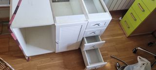 Mueble lavabo baño.Color blanco con  cesta mimbre