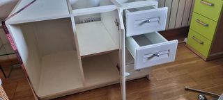 Mueble lavabo baño.Color blanco con  cesta mimbre