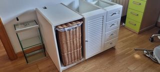 Mueble lavabo baño.Color blanco con  cesta mimbre