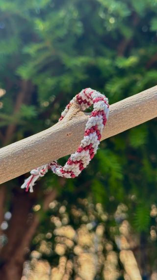 Pulsera tejida a mano - rosa oscura y blanca