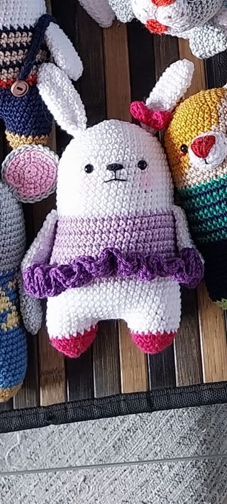 Coniglietta amigurumi all'uncinetto