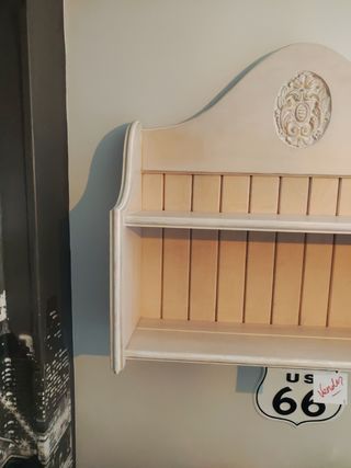 Estantería de madera beige