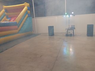 Castillo hinchable y equipo DJ
