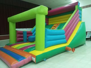 Castillo hinchable y equipo DJ