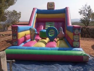 Castillo hinchable y equipo DJ