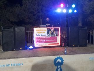 Castillo hinchable y equipo DJ