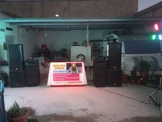Castillo hinchable y equipo DJ