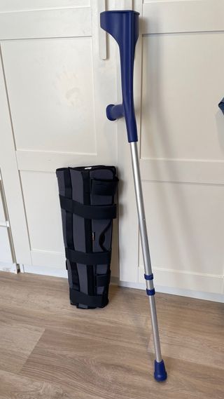 Muleta e inmovilizador de rodilla