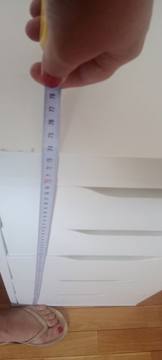 Escritorio blanco con cajones