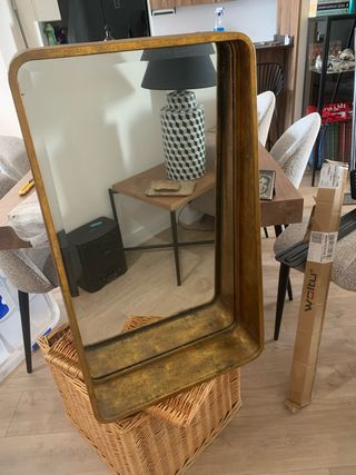 Espejo dorado con repisa
