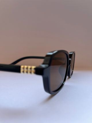 Gafas rectangulares negras con cristal marrón