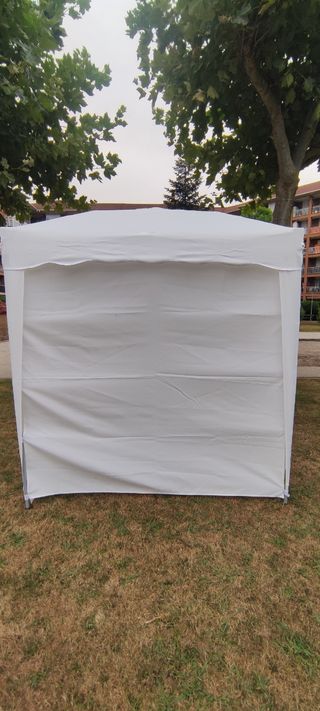 Carpa plegable 2x2. Solo un uso.