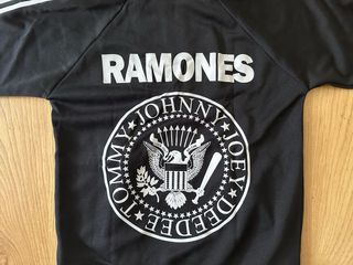 Sudadera negra y blanca Ramones