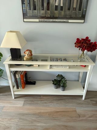 Consola blanca con estante