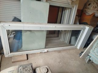 8 Ventanas PVC con persianas y dos puertas.
