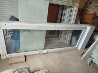 8 Ventanas PVC con persianas y dos puertas.
