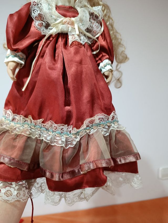 Muñeca Victoriana de celuloide y tela .