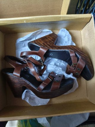 Sandalias cuña piel marrón