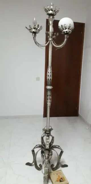 Fantàstica lámpara de pie,  hierro macizo plata,
