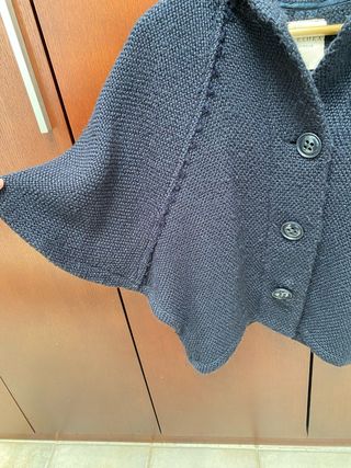 Capa tejida con capucha