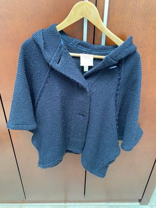 Capa tejida con capucha