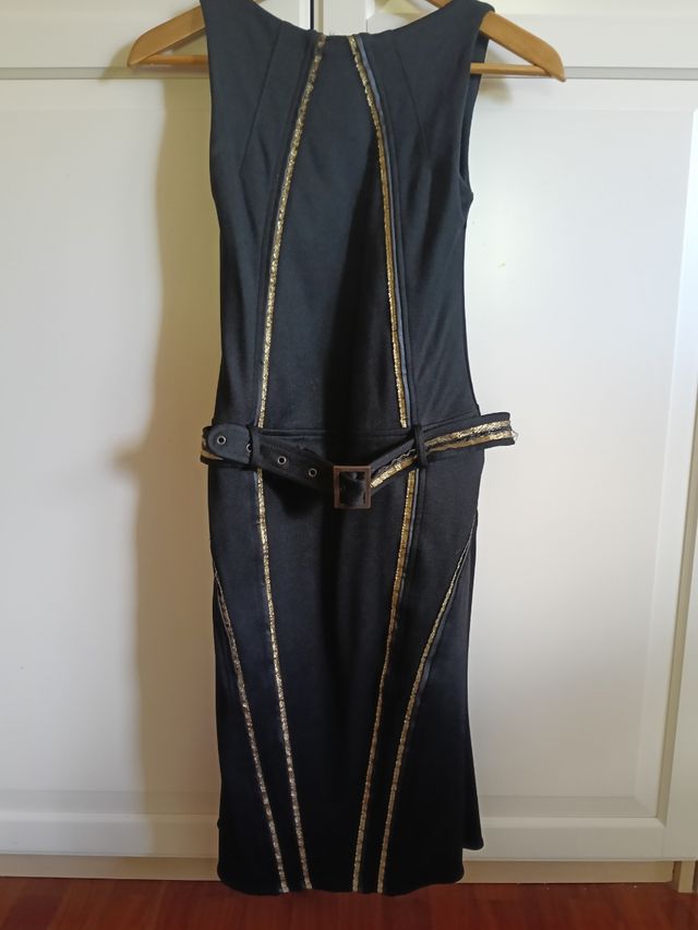 Vestido negro con cintas doradas
