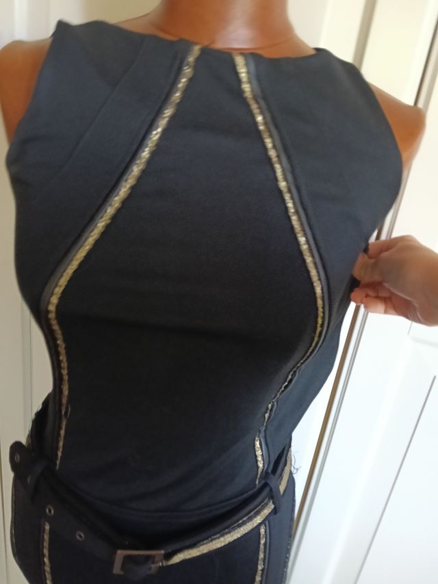 Vestido negro con cintas doradas