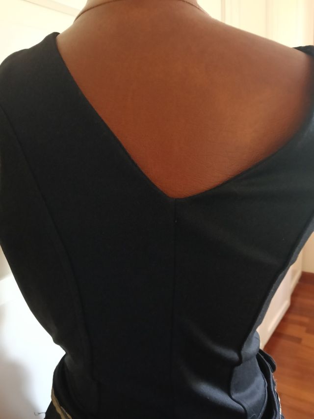 Vestido negro con cintas doradas