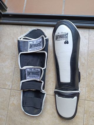 Espinilleras Anti-fascistas Muay Thai