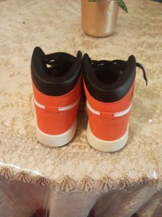 Jordan1 - collaborazione ihcomot nere e arancion