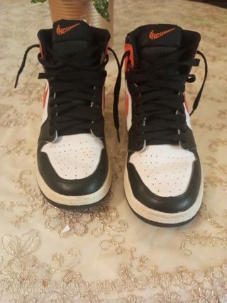 Jordan1 - collaborazione ihcomot nere e arancion