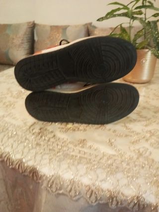 Jordan1 - collaborazione ihcomot nere e arancion