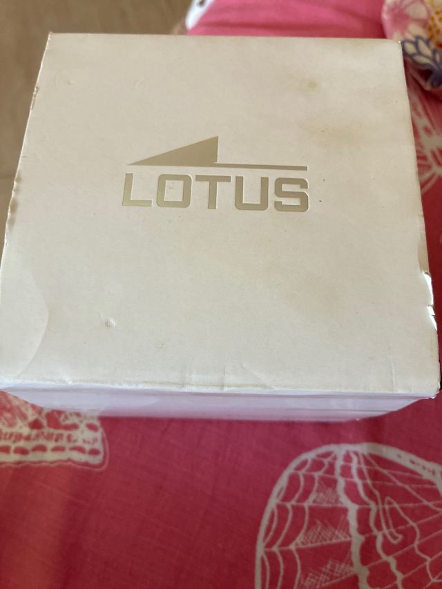 Reloj Lotus dorado