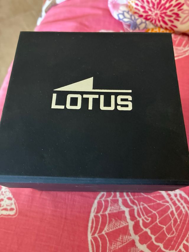 Reloj Lotus dorado