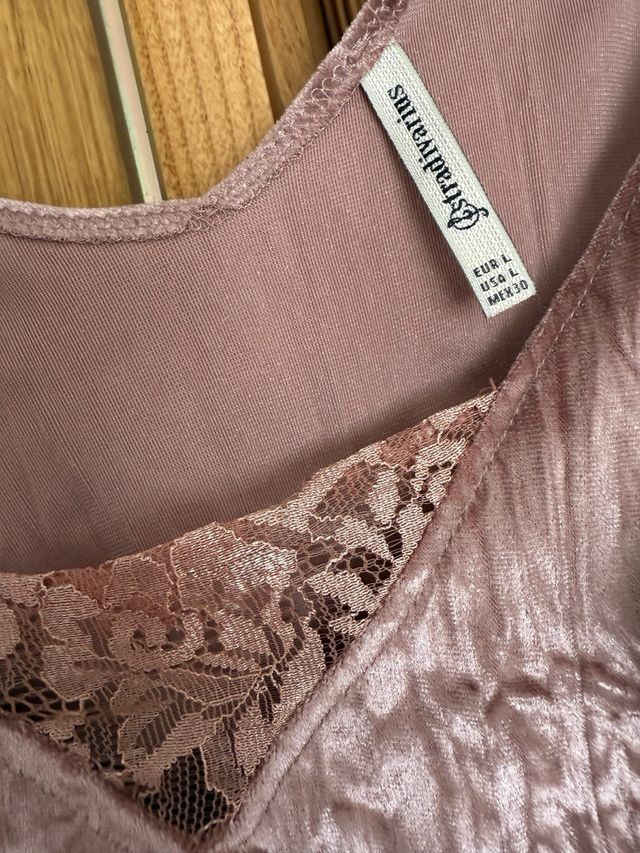 Top rosa terciopelo con encaje