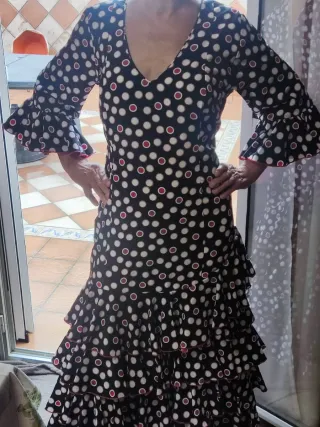 Traje Flamenca negro con lunares blanco y rojo