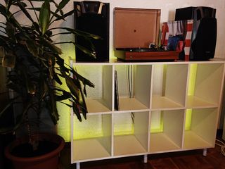 Mueble aparador para discos de vinilo. 